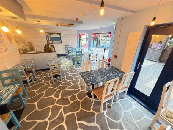 MAIN RESTAURANT SEATING AREA