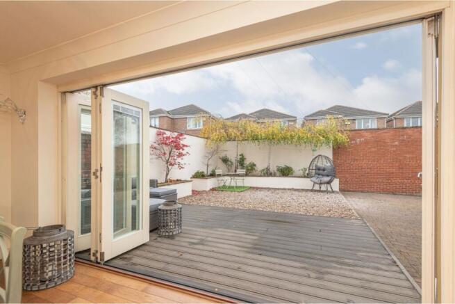 5 bed Detached for sale Image 8