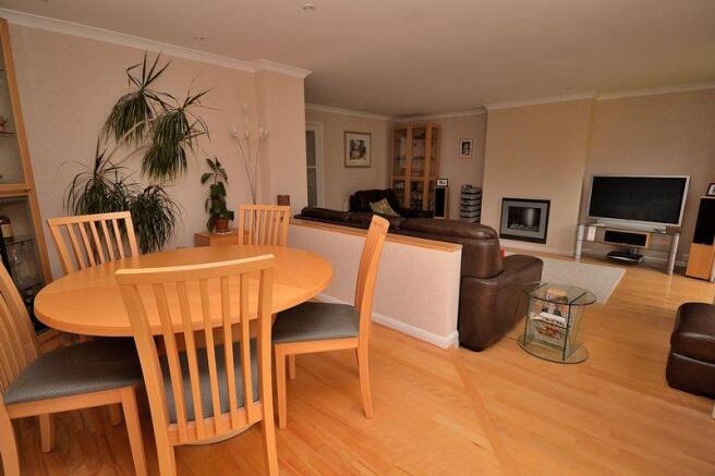 Lounge/Dining Room
