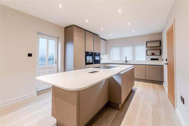 5 bed Detached for sale Image 5