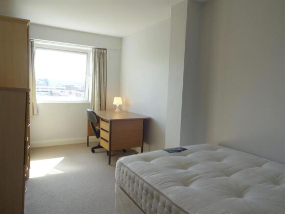 3 bed Apartment to rent Image 5