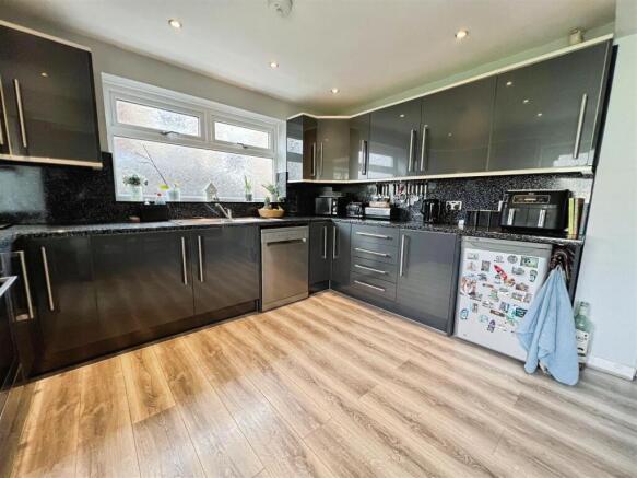 5 bed Semi-Detached for sale Image 7