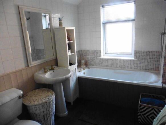 Bathroom (rear)