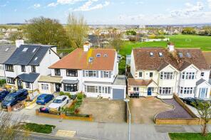 53, The Fairway, Leigh-on-sea SS9 4QN