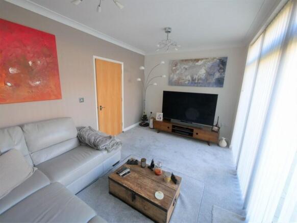 Witney Close, Ipswich, Suffolk photo 4
