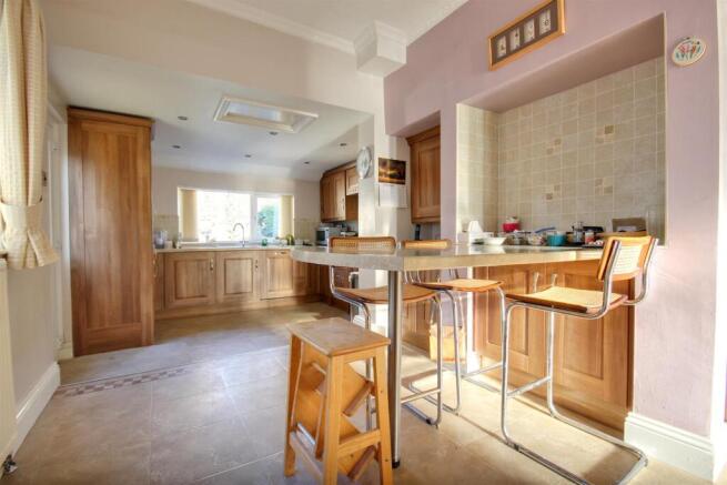 4 bed Semi-Detached for sale Image 4
