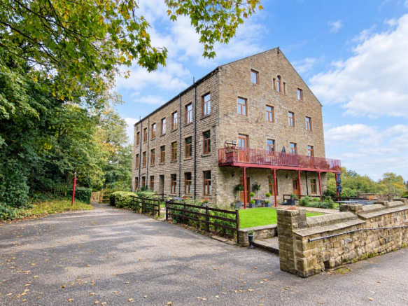 2-bed flat on Linfit Lane, Kirkburton, Huddersfield, £175,000