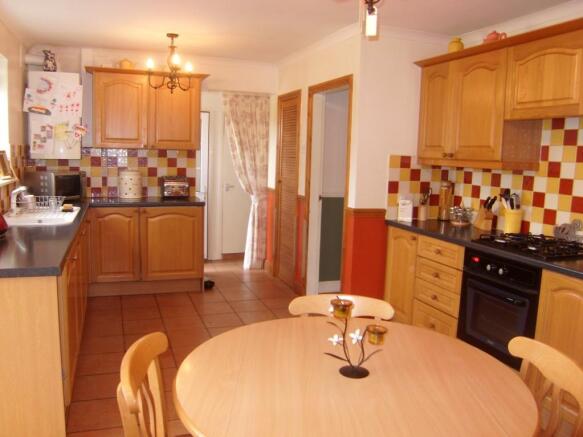 KITCHEN/DINING ROOM