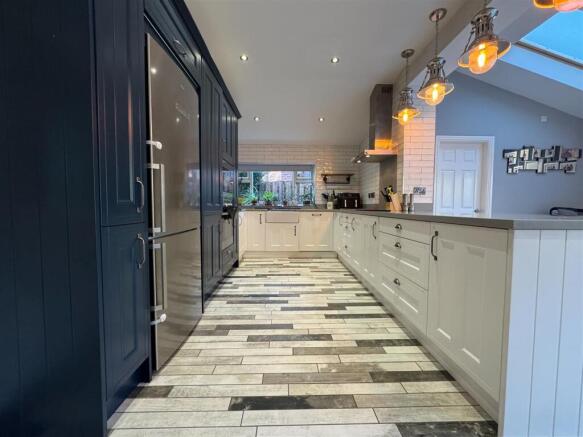 OPEN PLAN FAMILY ROOM