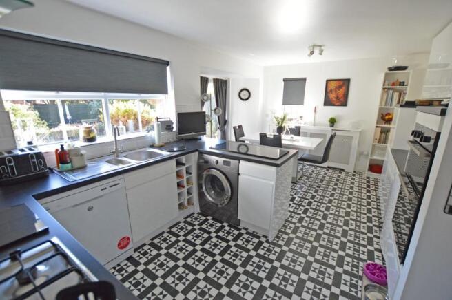 Kitchen 2.jpg