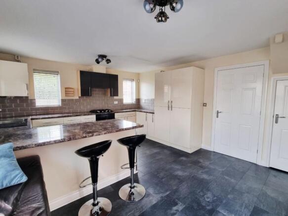 4 bed Detached to rent Image 7