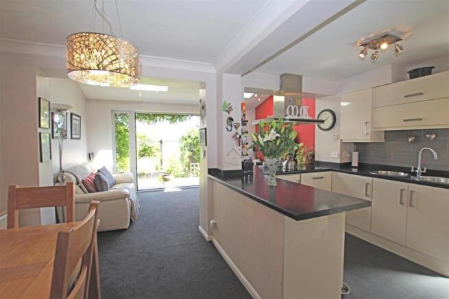 KITCHEN/DINER/LIVING