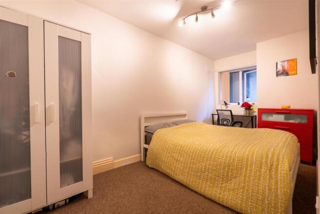 6 bed House to rent Image 4