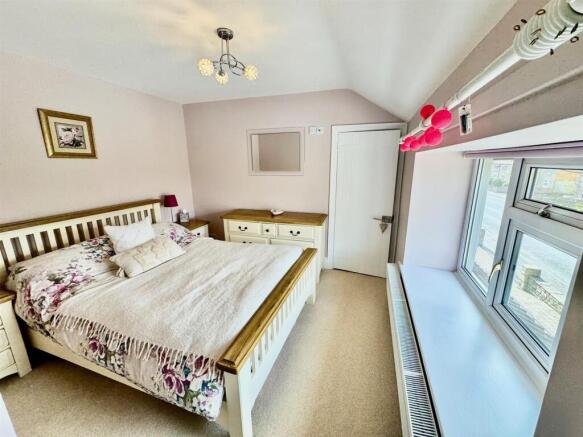 5 bed Detached for sale Image 12