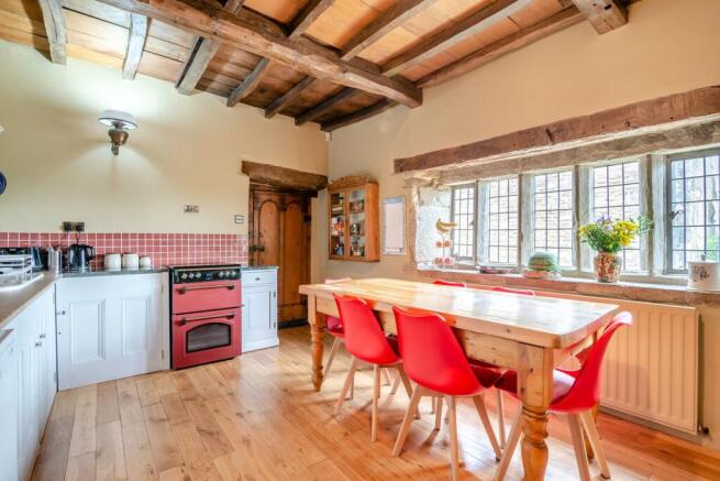 5 bed Detached for sale Image 10