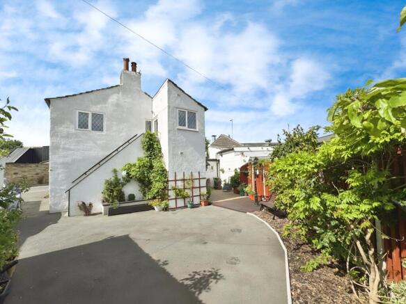 5 bed Detached for sale Image 11
