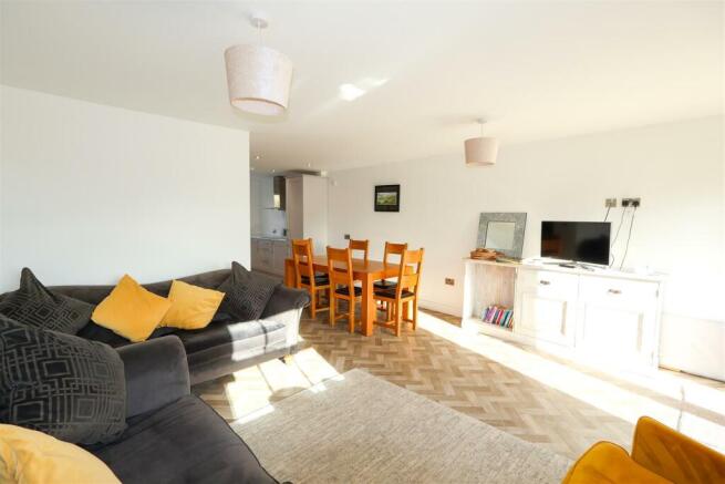 4 bed Semi-Detached for sale Image 5