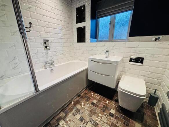4 bed Town House to rent Image 9