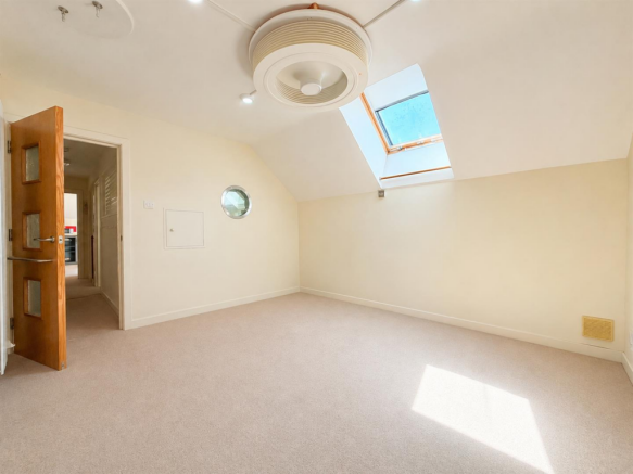 2 bed Flat for sale Image 5