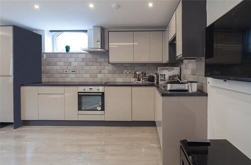 2 bed Terraced to rent Image 4