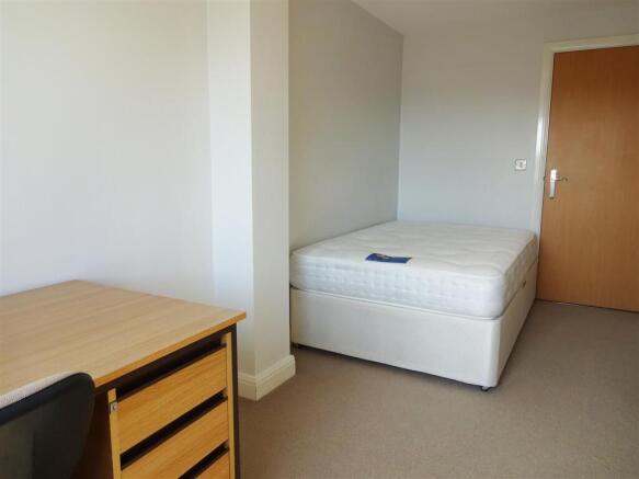 3 bed Apartment to rent Image 6