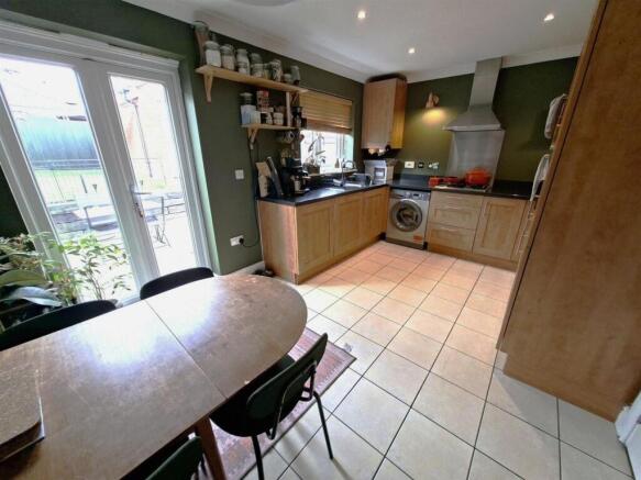 2 Thompson Close