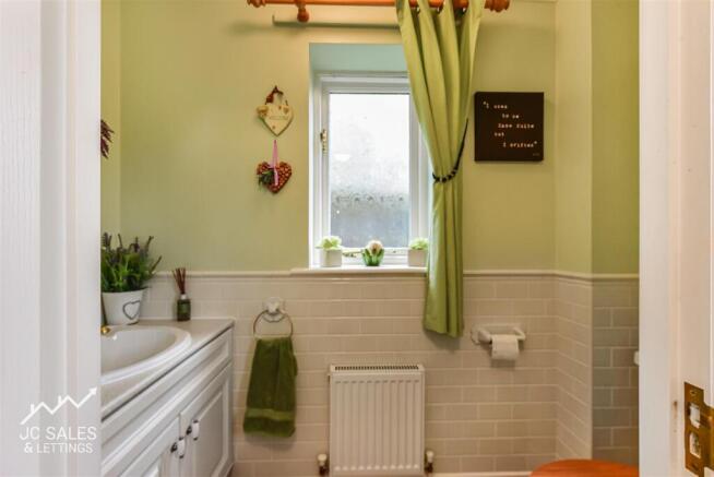 4 bed House for sale Image 9