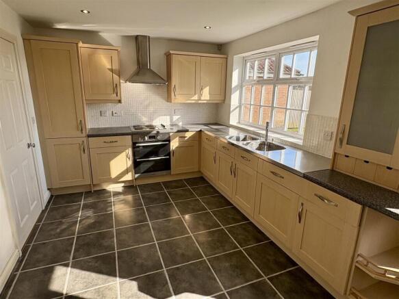 5 bed Detached to rent Image 2