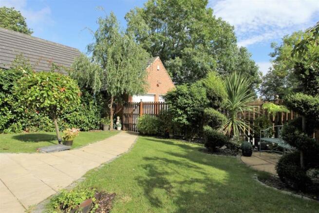 LANDSCAPED REAR GARD