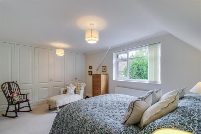 4 bed House for sale Image 9