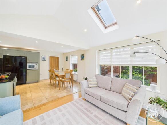 5 bed Detached for sale Image 6