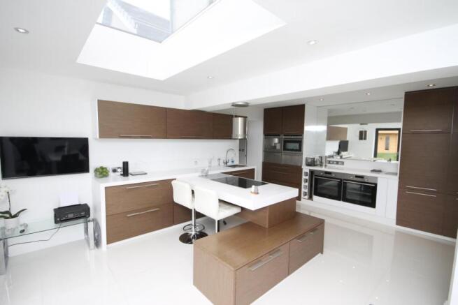 FITTED KITCHEN