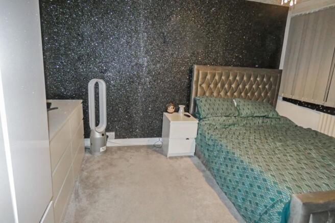 2 bed Terraced to rent Image 6