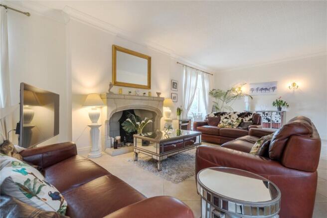 5 bed Detached for sale Image 4
