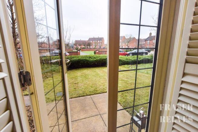 FRENCH DOORS TO SHARED GARDEN