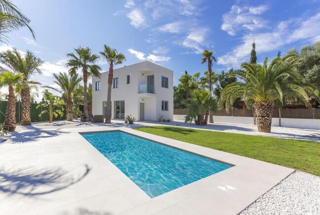 Exterior and Pool (1