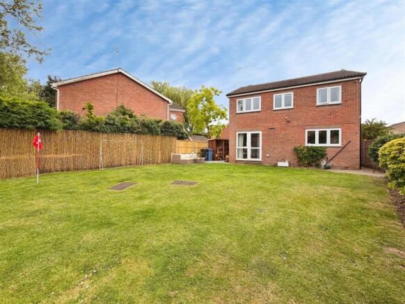 4 bed Detached for sale Image 8