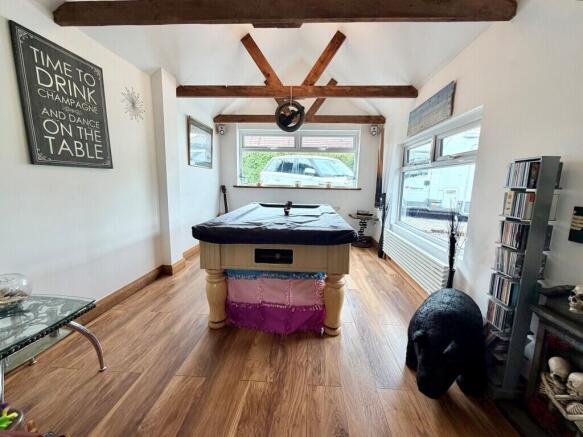 5 bed Bungalow for sale Image 6