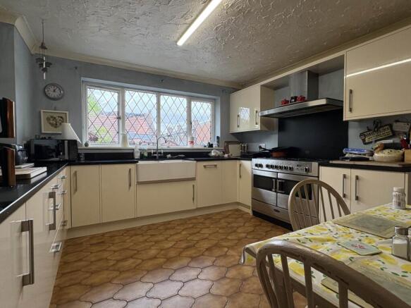 4 bed Detached for sale Image 9