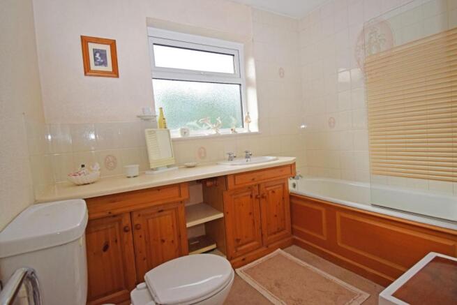 2 Rashwood Hill Cottage, bathroom.jpg