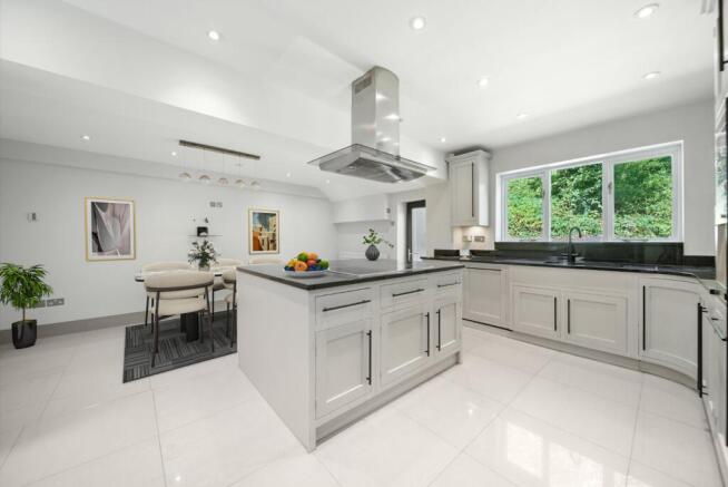 5 bed Detached for sale Image 4