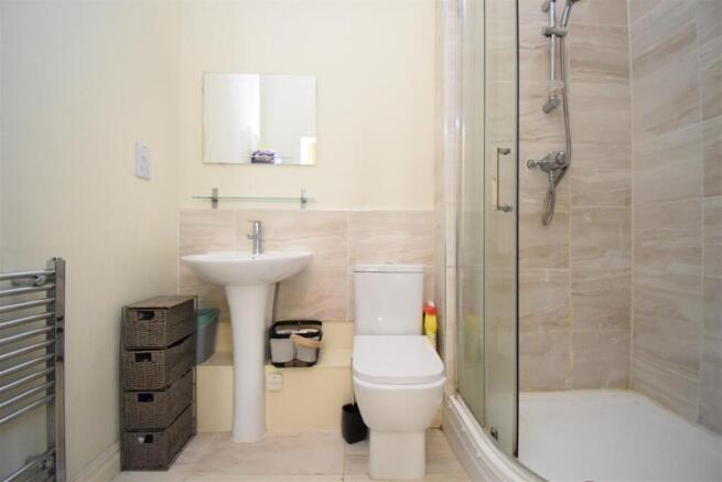 3 bed Apartment to rent Image 11