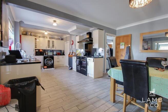 KITCHEN/DINING ROOM