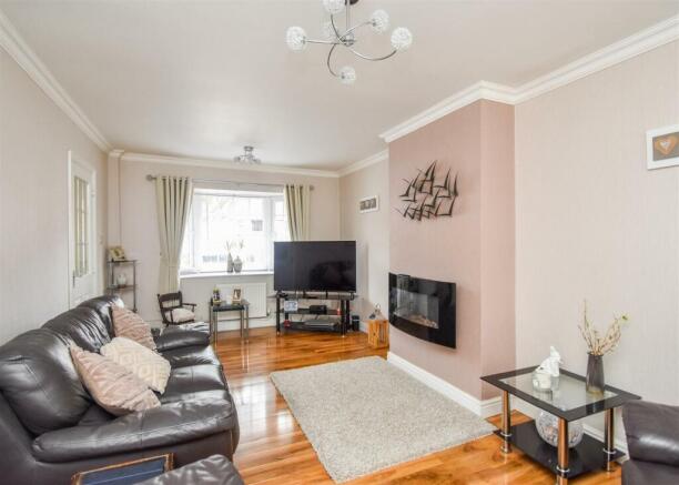 25 Ashenden Rise - Lounge 1.jpg