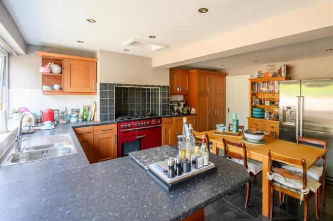 5 bed Semi-Detached for sale Image 5