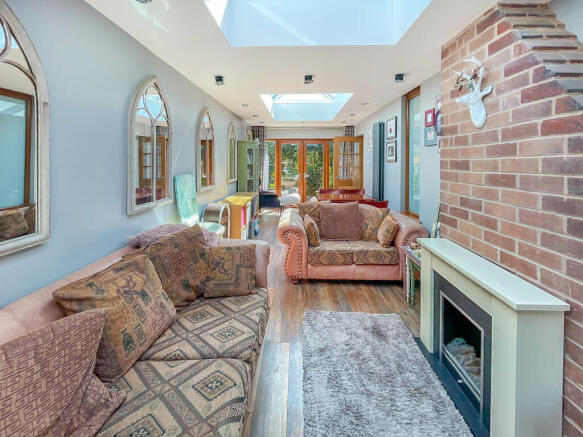 4 bed Detached for sale Image 9