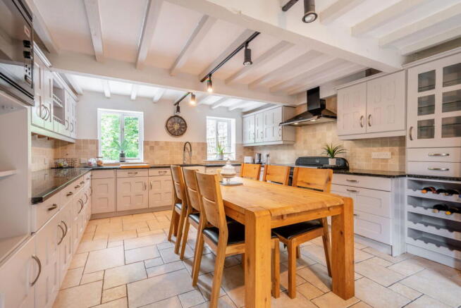 5 bed Detached for sale Image 7