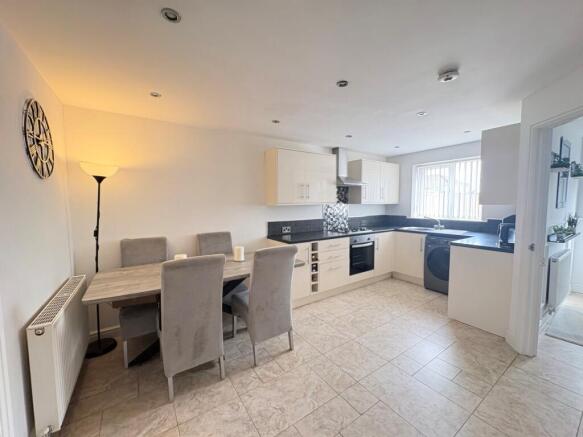 3 bed Semi-Detached to rent Image 9