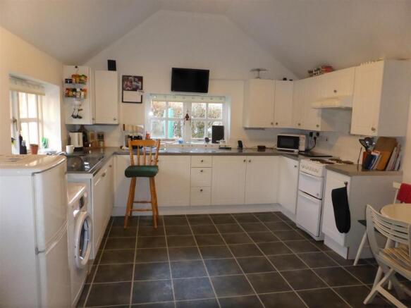 KITCHEN/LIVING ROOM
