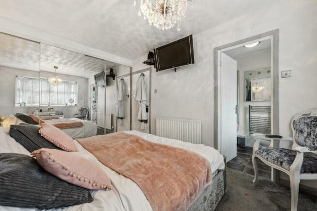 BEDROOM 1 02.jpg